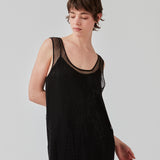 Kort kjole med lige silhuet og brede stropper. FazilMD dress har et gennemsigtigt overlag med skinnende perler og underkjole med v-hals. Modellen er 175 cm og har en størrelse S/36 på.