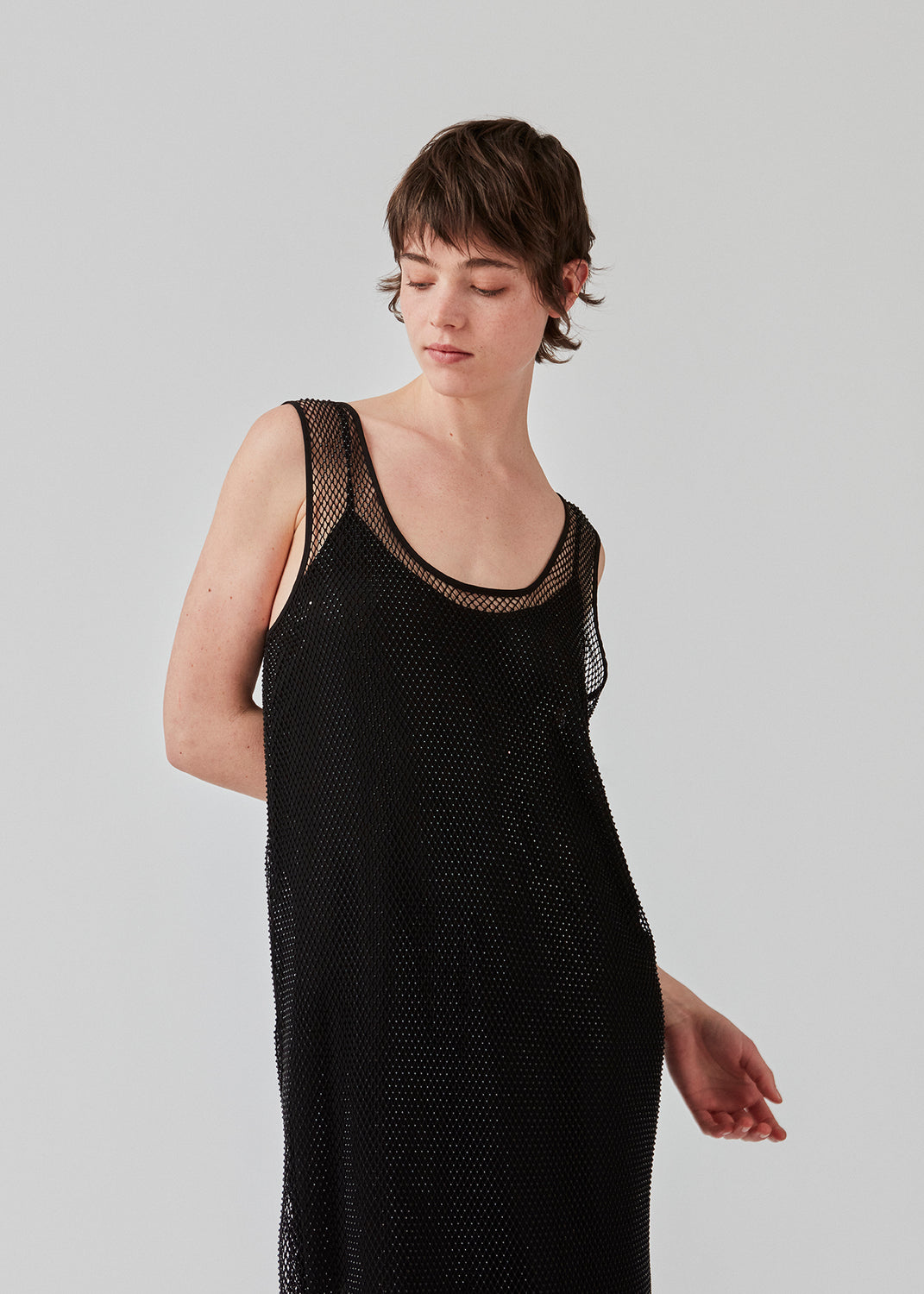 Kort kjole med lige silhuet og brede stropper. FazilMD dress har et gennemsigtigt overlag med skinnende perler og underkjole med v-hals. Modellen er 175 cm og har en størrelse S/36 på.
