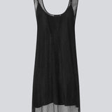 Kort kjole med lige silhuet og brede stropper. FazilMD dress har et gennemsigtigt overlag med skinnende perler og underkjole med v-hals. Modellen er 175 cm og har en størrelse S/36 på.