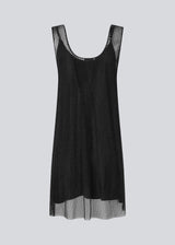 Kort kjole med lige silhuet og brede stropper. FazilMD dress har et gennemsigtigt overlag med skinnende perler og underkjole med v-hals. Modellen er 175 cm og har en størrelse S/36 på.