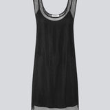Kort kjole med lige silhuet og brede stropper. FazilMD dress har et gennemsigtigt overlag med skinnende perler og underkjole med v-hals. Modellen er 175 cm og har en størrelse S/36 på.