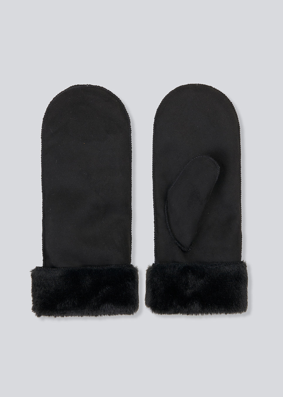 Sorte vanter i blødt imiteret ruskinds materiale med faux fur detaljer. 