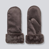 Vanter i blødt imiteret ruskindsmateriale med faux fur detaljer.&nbsp;