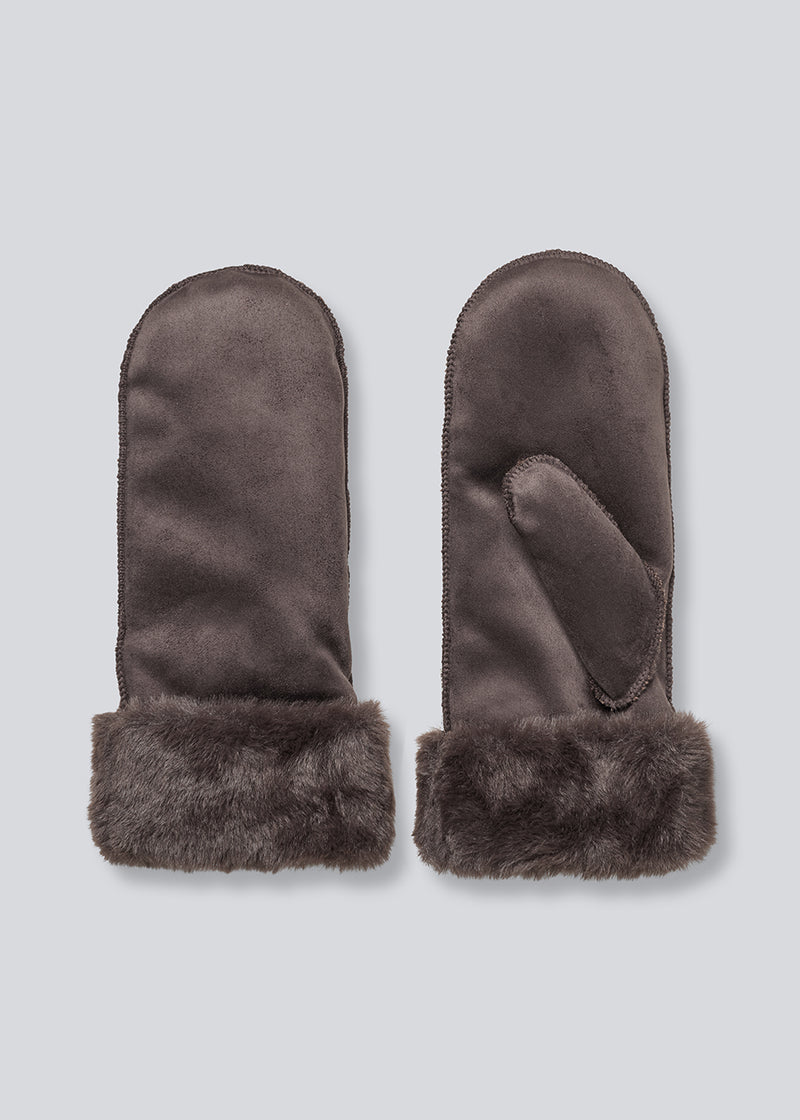 Vanter i blødt imiteret ruskindsmateriale med faux fur detaljer.&nbsp;