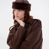 Brun hat i imiteret ruskindsmateriale med faux fur detaljer. Feddiemd hat har en bred og opfoldet kant.
