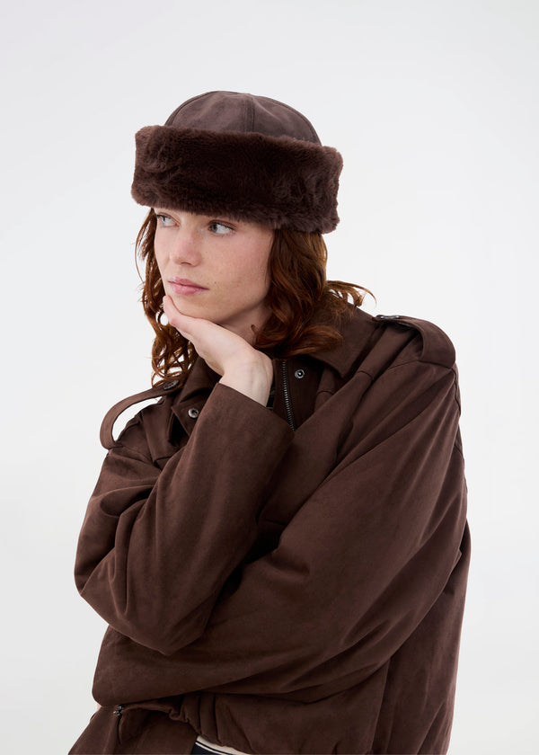 Brun hat i imiteret ruskindsmateriale med faux fur detaljer. Feddiemd hat har en bred og opfoldet kant.
