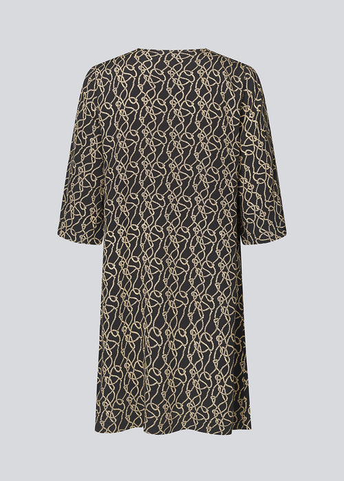 Knælang kjole med afslappet silhuet i EcoVero viskose. FelineMD print dress har en rund hals med nøglehulsåbning foran og 3/4 lange brede ærmer. Modellen er 175 cm og har en størrelse S/36 på.