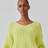 Chunky striktrøje i farven Limonade med afslappet pasform. FelipeMD v-neck har v-udskæring, lange ærmer og ribkanter forneden på krop og ærmer. Modellen er 175 cm og har en størrelse S/36 på.