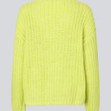 Chunky striktrøje i farven Limonade med afslappet pasform. FelipeMD v-neck har v-udskæring, lange ærmer og ribkanter forneden på krop og ærmer. Modellen er 175 cm og har en størrelse S/36 på.