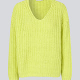 Chunky striktrøje i farven Limonade med afslappet pasform. FelipeMD v-neck har v-udskæring, lange ærmer og ribkanter forneden på krop og ærmer. Modellen er 175 cm og har en størrelse S/36 på.