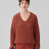 Chunky striktrøje med afslappet pasform i farven maple. FelipeMD v-neck har v-udskæring, lange ærmer og ribkanter forneden på krop og ærmer. Modellen er 175 cm og har en størrelse S/36 på.