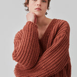 Chunky striktrøje med afslappet pasform i farven maple. FelipeMD v-neck har v-udskæring, lange ærmer og ribkanter forneden på krop og ærmer. Modellen er 175 cm og har en størrelse S/36 på.