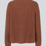 Chunky striktrøje med afslappet pasform i farven maple. FelipeMD v-neck har v-udskæring, lange ærmer og ribkanter forneden på krop og ærmer. Modellen er 175 cm og har en størrelse S/36 på.