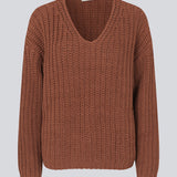 Chunky striktrøje med afslappet pasform i farven maple. FelipeMD v-neck har v-udskæring, lange ærmer og ribkanter forneden på krop og ærmer. Modellen er 175 cm og har en størrelse S/36 på.