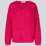Chunky striktrøje i pink med afslappet pasform. FelipeMD v-neck har v-udskæring, lange ærmer og ribkanter forneden på krop og ærmer. 