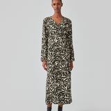 Midi-kjole i printet EcoVero viskose med v-udskæring og wrap-effekt foran. FernMD print wrap dress har bredt bindebælte i taljen og lange ballonærmer. Modellen er 175 cm og har en størrelse S/36 på.