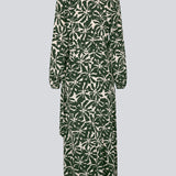 Midi-kjole i printet EcoVero viskose med v-udskæring og wrap-effekt foran. FernMD print wrap dress har bredt bindebælte i taljen og lange ballonærmer. Modellen er 175 cm og har en størrelse S/36 på.