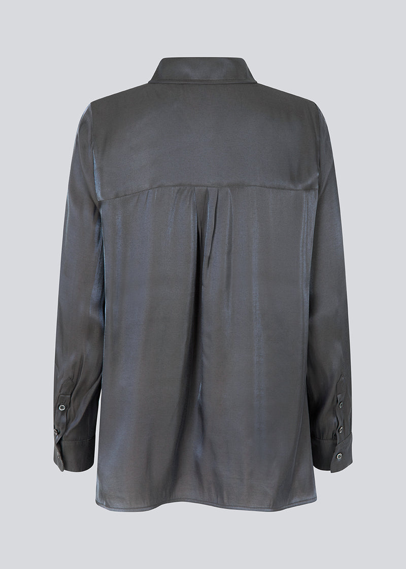 Satin skjorte med afslappet pasform. FerronMD shirt har en spids krave, rundet kant forneden og lange ærmer med volumen. 