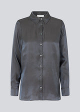 Satin skjorte med afslappet pasform. FerronMD shirt har en spids krave, rundet kant forneden og lange ærmer med volumen. 