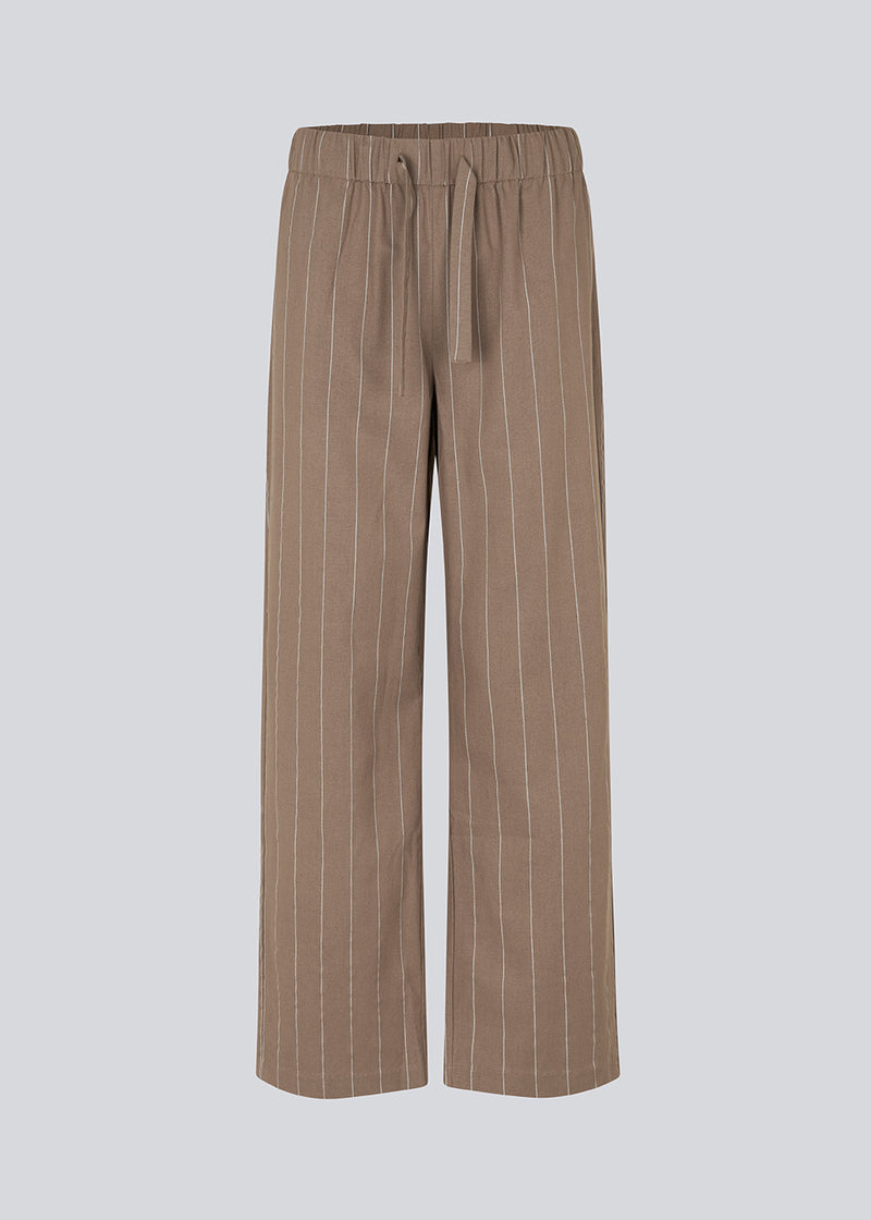 FiaMD pants i farven spring stone har et loose fit i linen mix med vertikale striber. Bukserne har en elastisk talje med bindebånd og lommer i siden. 
