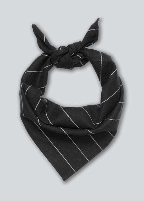 Firkantet tørklæde i stribet hørblanding. FiaMD scarf måler 65 x 65 cm. Modellen er 175 cm og har en størrelse S/36 på.