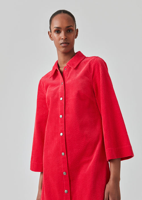 Pink midi skjortekjole i fløjl med krave og trykknapper foran. FikaMD dress har et rummeligt fit med A-silhuet og 3/4 lange brede ærmer. Modellen er 175 cm og har en størrelse S/36 på.