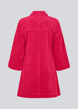 Pink midi skjortekjole i fløjl med krave og trykknapper foran. FikaMD dress har et rummeligt fit med A-silhuet og 3/4 lange brede ærmer. Modellen er 175 cm og har en størrelse S/36 på.