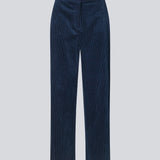 Fløjlsbukser i mørkeblå med lange, brede ben og høj talje med lynlåsgylp og knap samt elastik bagpå. FikaMD pants er med foer. Modellen er 175 cm og har en størrelse S/36 på. er 175 cm og har en størrelse S/36 på.