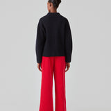Pink fløjlsbukser med lange, brede ben og høj talje med lynlåsgylp og knap samt elastik bagpå. FikaMD pants er med foer. Modellen er 175 cm og har en størrelse S/36 på. er 175 cm og har en størrelse S/36 på.