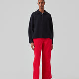 Pink fløjlsbukser med lange, brede ben og høj talje med lynlåsgylp og knap samt elastik bagpå. FikaMD pants er med foer. Modellen er 175 cm og har en størrelse S/36 på. er 175 cm og har en størrelse S/36 på.