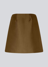 Kort nederdel i tykt, skinnende materiale. FloMD skirt har en A-silhuet og usynlig lynlås i den ene side. Med foer. Modellen er 175 cm og har en størrelse S/36 på.