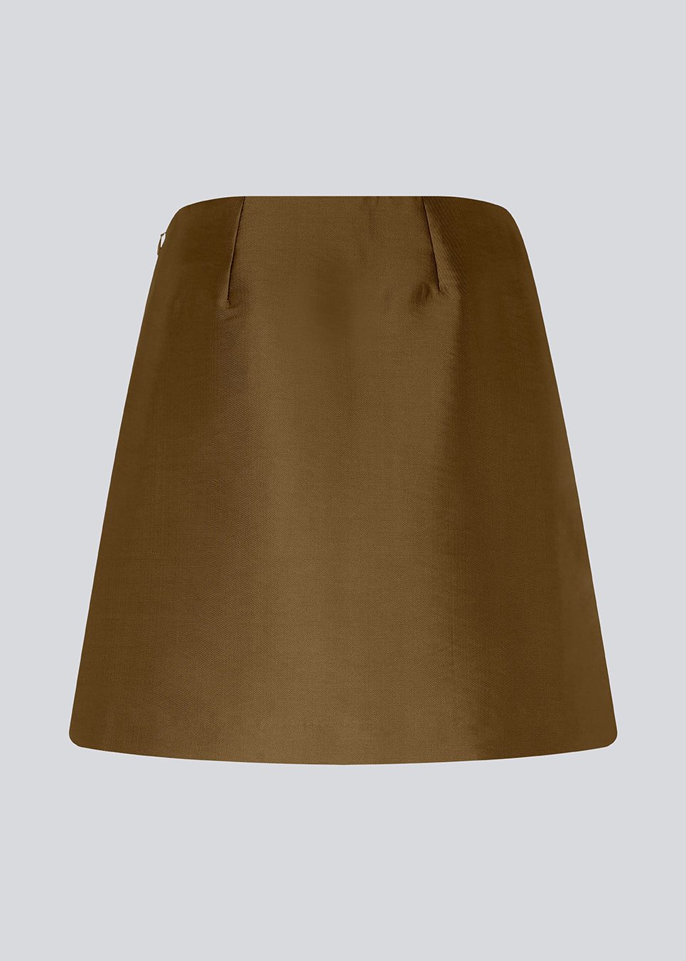 Kort nederdel i tykt, skinnende materiale. FloMD skirt har en A-silhuet og usynlig lynlås i den ene side. Med foer. Modellen er 175 cm og har en størrelse S/36 på.