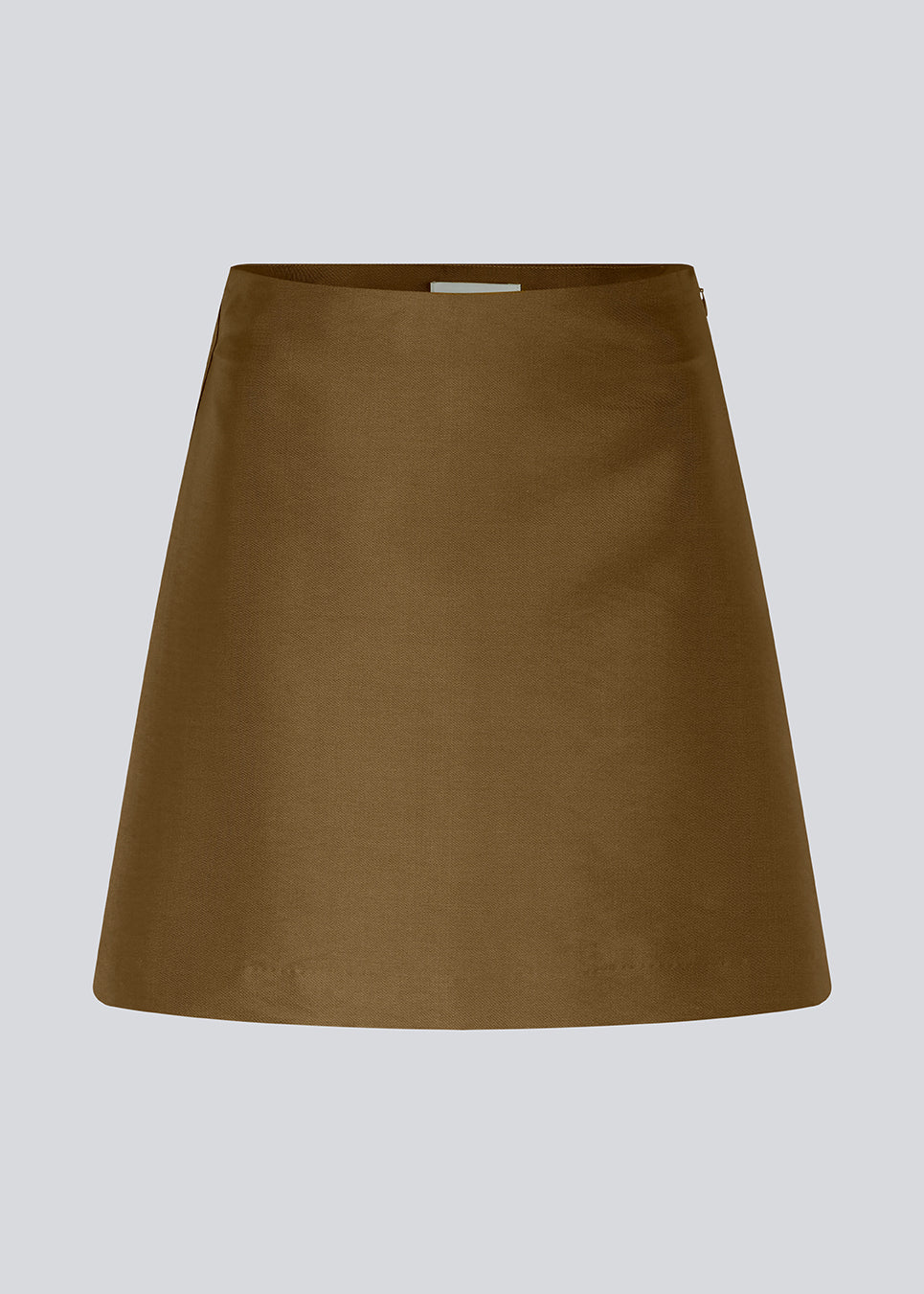 Kort nederdel i tykt, skinnende materiale. FloMD skirt har en A-silhuet og usynlig lynlås i den ene side. Med foer. Modellen er 175 cm og har en størrelse S/36 på.