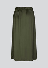 Satin nederdel i mørkegrøn med vidde i skørtet og slids foran. FloreMD skirt er mellemlang og har en høj talje med beklædt elastik. 