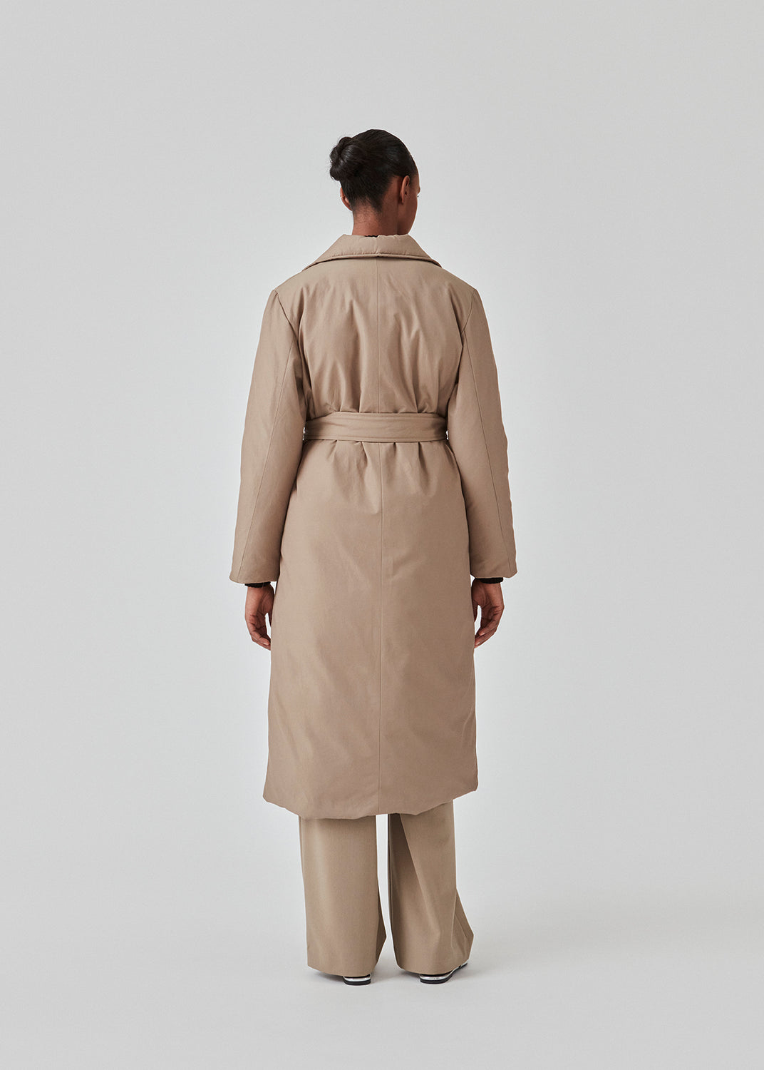 Jakke i trench coat-look med yderstof af bomuld og nylon og foer inderst. EsmeMD jacket er dobbeltradet og med bred krave og revers samt bredt bindebælte i taljen. Modellen er 175 cm og har en størrelse S/36 på.