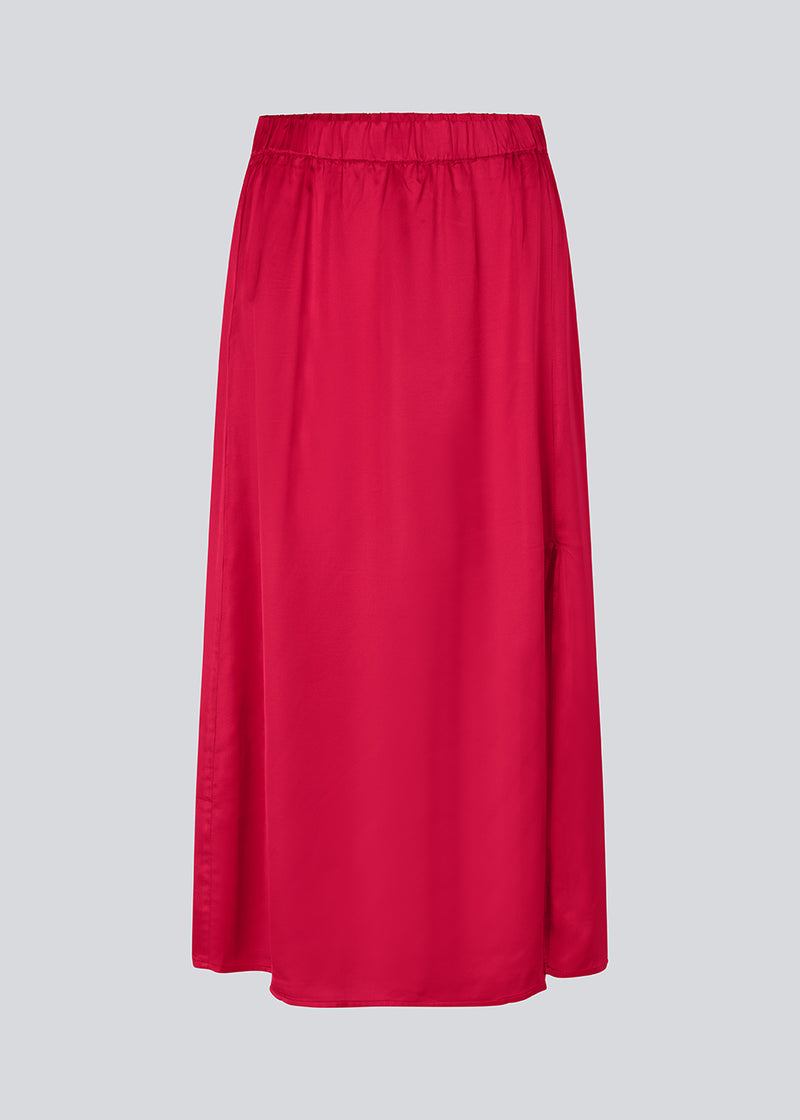 Satin nederdel i pink med vidde i skørtet og slids foran. FloreMD skirt er mellemlang og har en høj talje med beklædt elastik. Modellen er 175 cm og har en størrelse S/36 på.