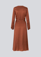 Long dress in a satin-woven EcoVero viscose blend. FloreMD wrap dress has a v-neckline and wrap detail with a thin tie belt. Long sleeves with a slit at the hem. The model is 175 cm and wears a size S/36.