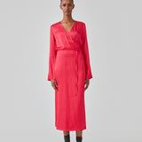 Lang kjole i pink i satin af EcoVero viskose-mix. FloreMD wrap dress har v-udskæring og wrap-effekt med tyndt bindebånd. Lange ærmer med slids forneden. Modellen er 175 cm og har en størrelse S/36 på.