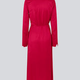 Lang kjole i pink i satin af EcoVero viskose-mix. FloreMD wrap dress har v-udskæring og wrap-effekt med tyndt bindebånd. Lange ærmer med slids forneden. Modellen er 175 cm og har en størrelse S/36 på.