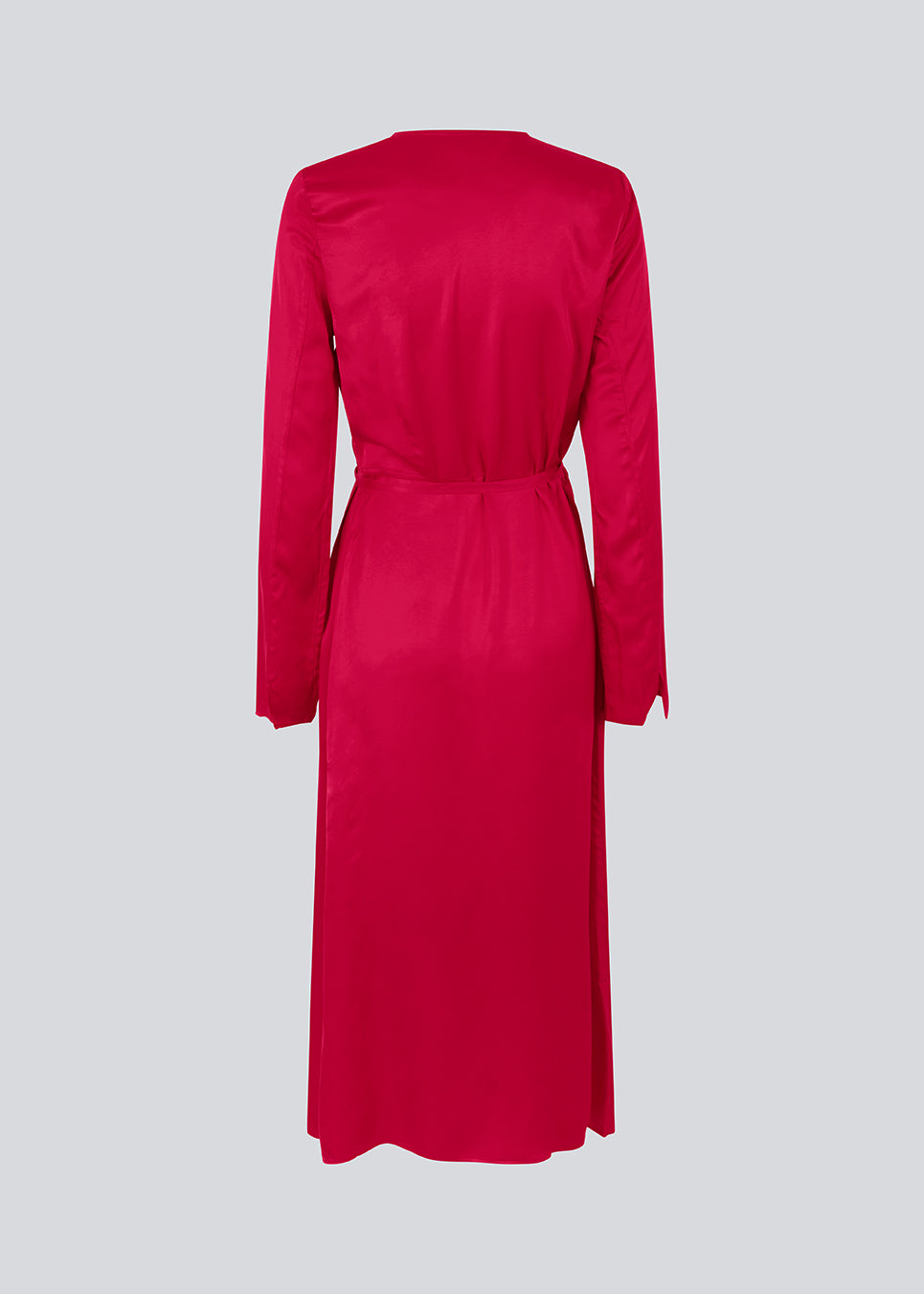 Lang kjole i pink i satin af EcoVero viskose-mix. FloreMD wrap dress har v-udskæring og wrap-effekt med tyndt bindebånd. Lange ærmer med slids forneden. Modellen er 175 cm og har en størrelse S/36 på.