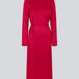 Lang kjole i pink i satin af EcoVero viskose-mix. FloreMD wrap dress har v-udskæring og wrap-effekt med tyndt bindebånd. Lange ærmer med slids forneden. Modellen er 175 cm og har en størrelse S/36 på.