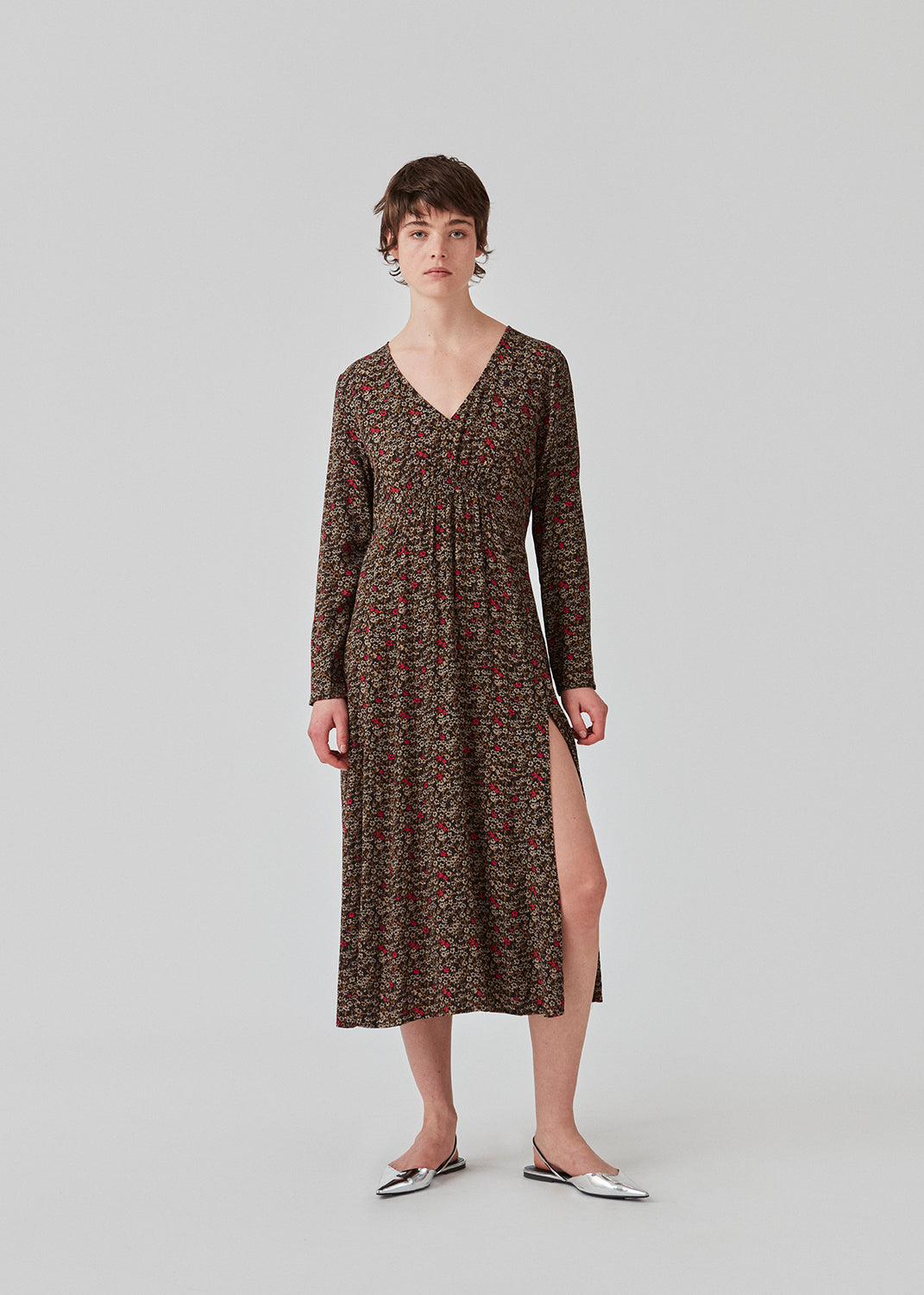Lang kjole i let, vævet EcoVero viskose med print. FloryMD print dress har en smal pasform med v-udskæring, lange ærmer, smock-detalje under bryst og på ryggen samt høj slids foran. Modellen er 175 cm og har en størrelse S/36 på.