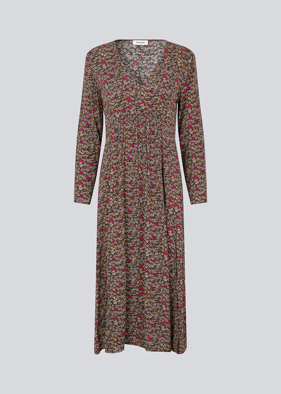 Lang kjole i let, vævet EcoVero viskose med print. FloryMD print dress har en smal pasform med v-udskæring, lange ærmer, smock-detalje under bryst og på ryggen samt høj slids foran. Modellen er 175 cm og har en størrelse S/36 på.