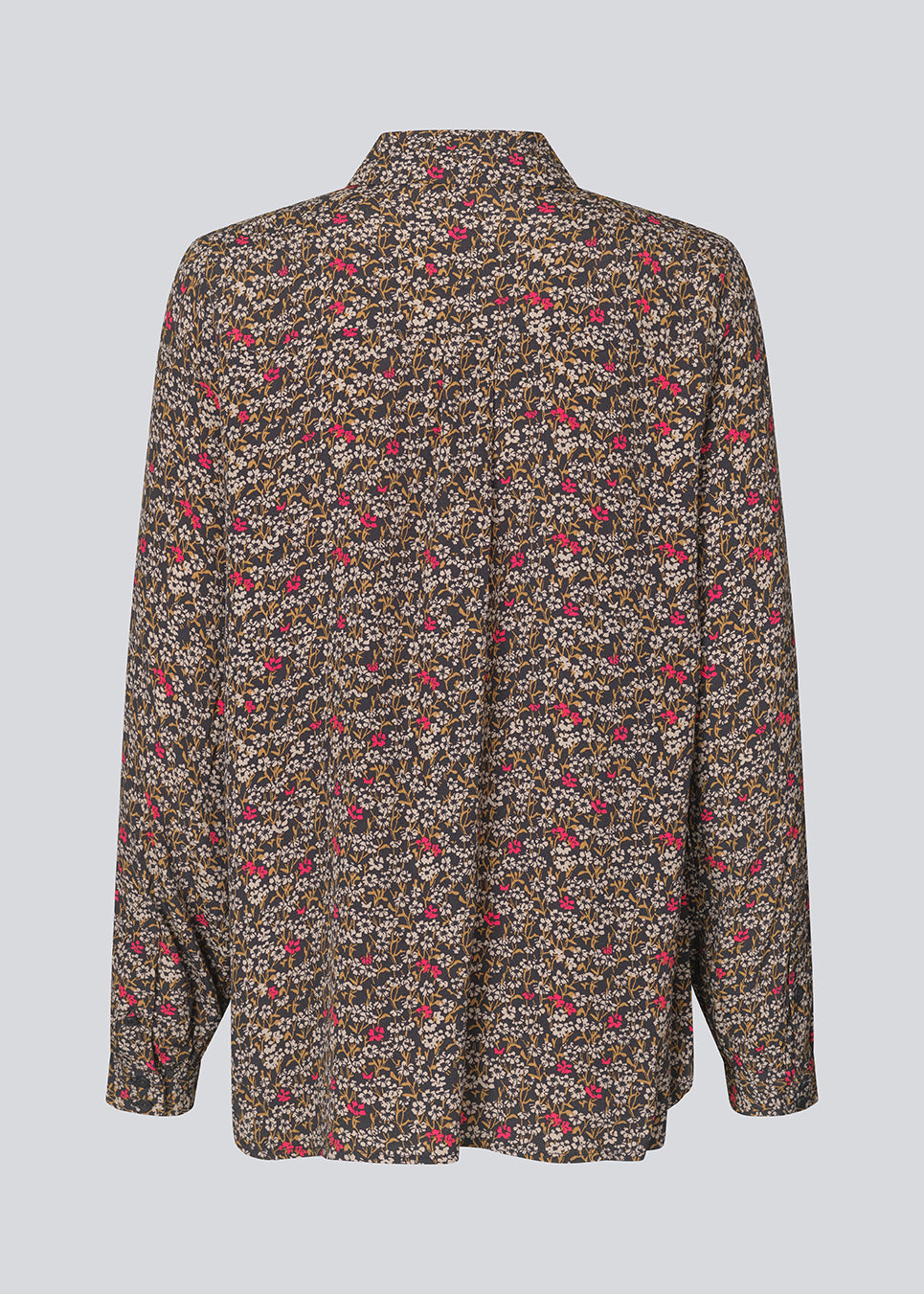 Afslappet skjorte i let, vævet kvalitet af EcoVero viskose. FloryMD print shirt har krave og knapper foran og lange ærmer med vidde og manchet. Modellen er 175 cm og har en størrelse S/36 på.