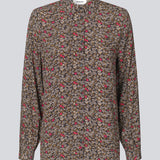 Afslappet skjorte i let, vævet kvalitet af EcoVero viskose. FloryMD print shirt har krave og knapper foran og lange ærmer med vidde og manchet. Modellen er 175 cm og har en størrelse S/36 på.