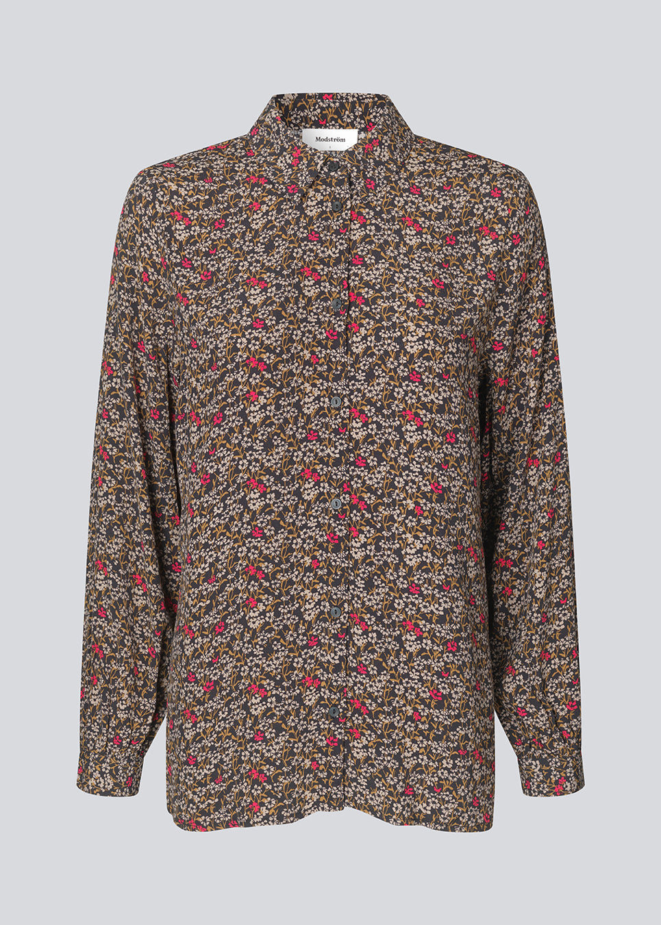 Afslappet skjorte i let, vævet kvalitet af EcoVero viskose. FloryMD print shirt har krave og knapper foran og lange ærmer med vidde og manchet. Modellen er 175 cm og har en størrelse S/36 på.