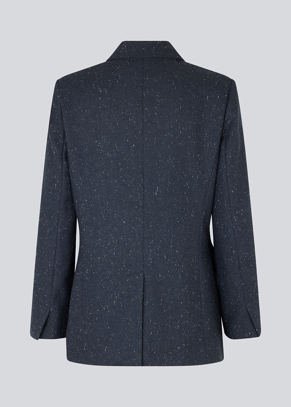 Oversized dobbeltradet blazer med en enkelt synlig knap. FolaMD blazer er lavet i materiale med uld og små farvede nister. Del af sæt, køb bukserne her: FolaMD. Modellen er 175 cm og har en størrelse S/36 på.