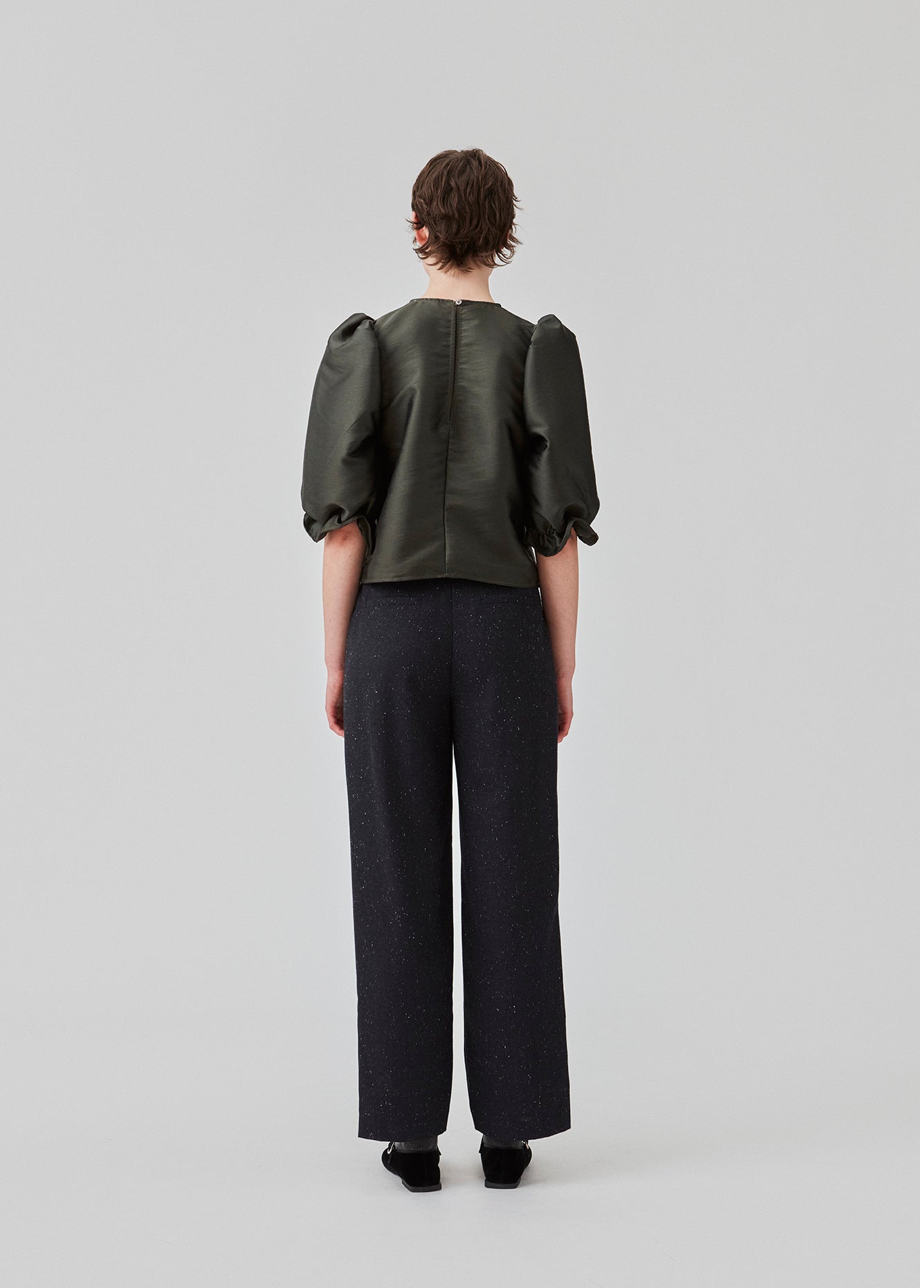 Lange habitbukser med vidde i benene og læg foran. FolaMD pants er designet i uldmix med små farvede nister. Del af et sæt, køb matchende blazer her: FolaMD blazer. Modellen er 175 cm og har en størrelse S/36 på.
