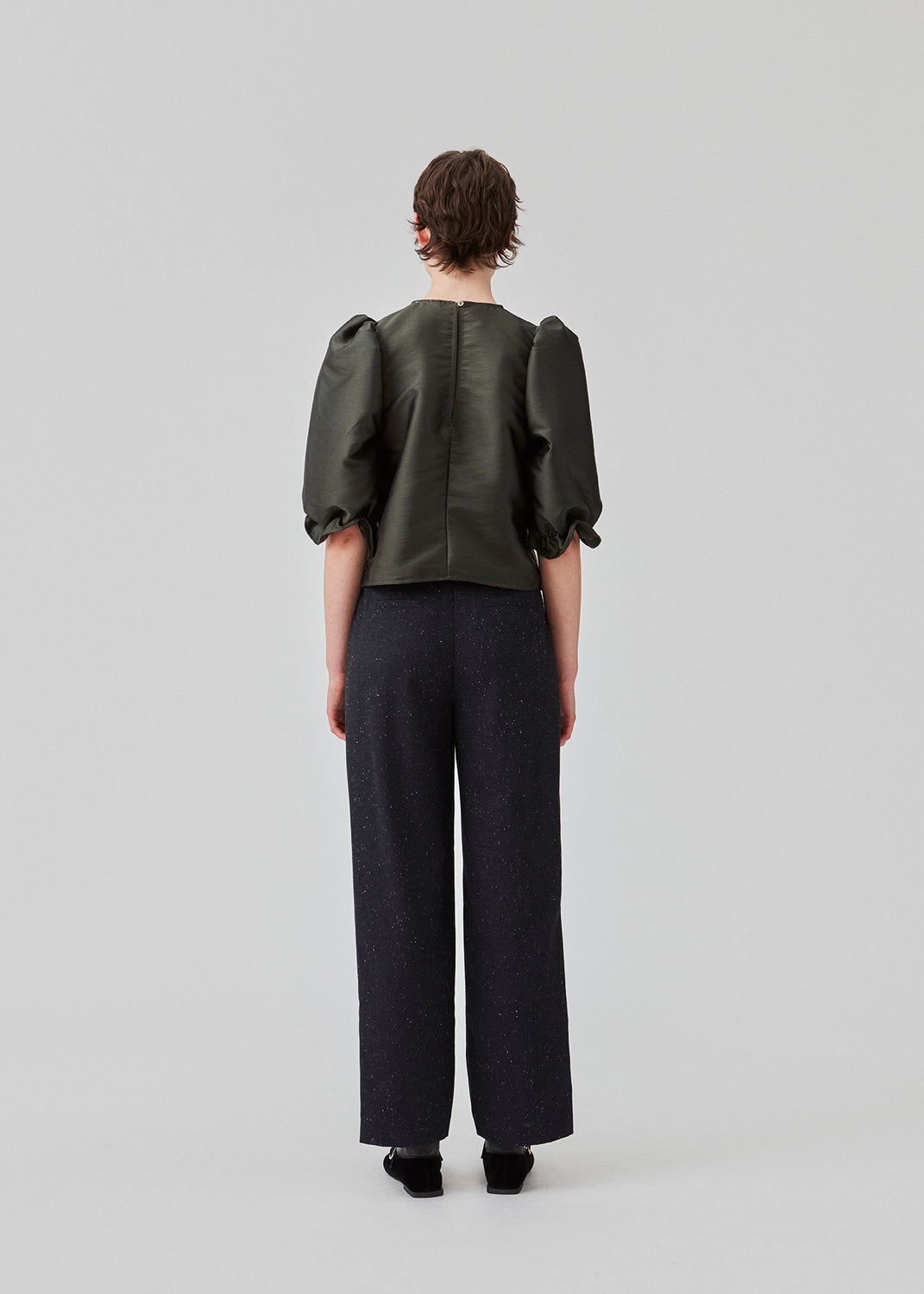 Lange habitbukser med vidde i benene og læg foran. FolaMD pants er designet i uldmix med små farvede nister. Del af et sæt, køb matchende blazer her: FolaMD blazer. Modellen er 175 cm og har en størrelse S/36 på.