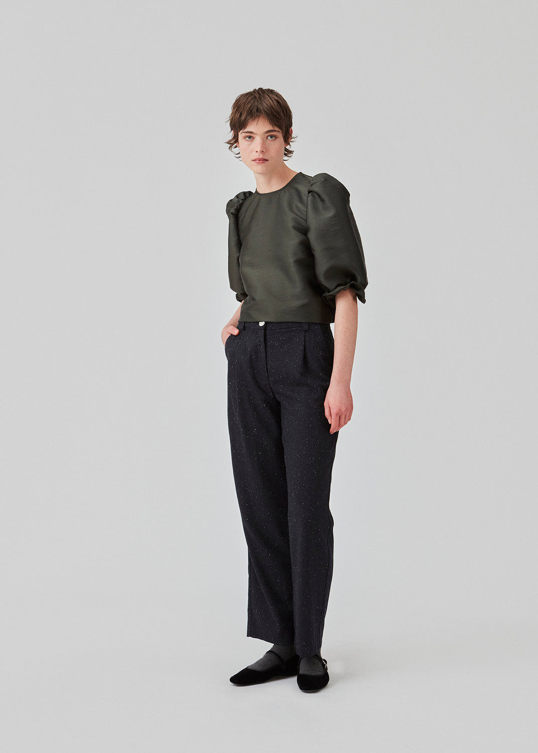 Lange habitbukser med vidde i benene og læg foran. FolaMD pants er designet i uldmix med små farvede nister. Del af et sæt, køb matchende blazer her: FolaMD blazer. Modellen er 175 cm og har en størrelse S/36 på.